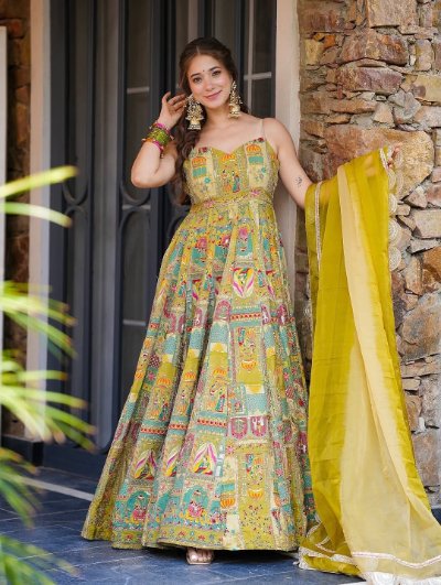 perfect ethnic outfit women wear